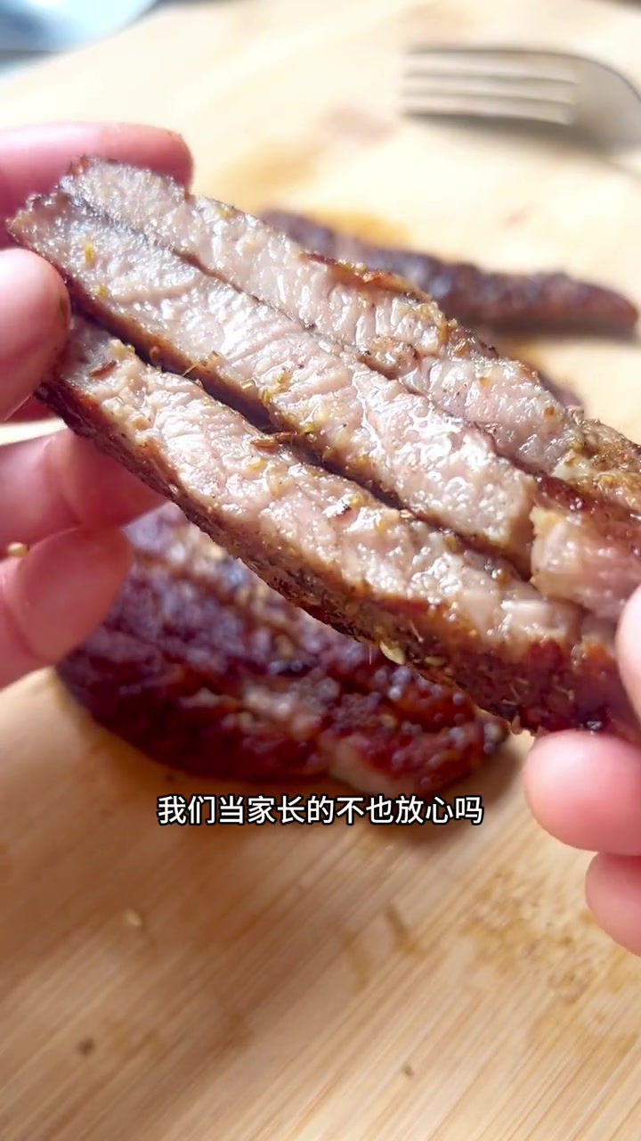 我从来不给孩子买杂牌牛,肯德基 家的 西冷牛排 煎出来嫩嫩的特别好吃,大品牌孩子吃的也放心