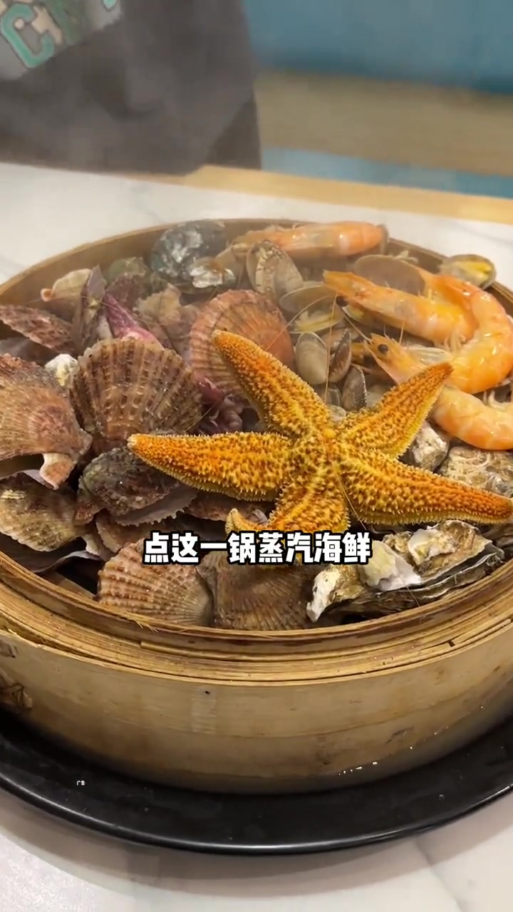 五四广场旁的小店 在逛完五四广场后吃一顿你觉得怎么样 海鲜当然是现捞的最新鲜 海鲜自助