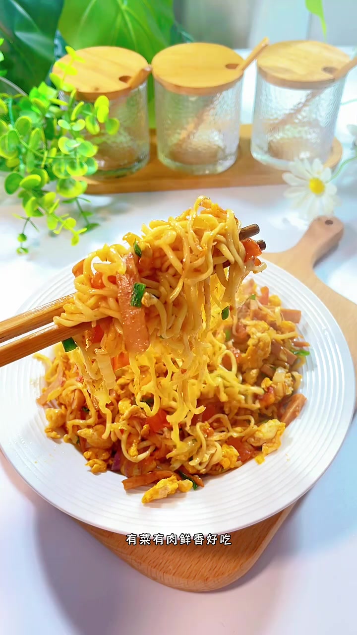 时蔬鸡蛋炒面|一岁以上宝宝美食教程 平时连菜都不爱吃的宝宝,每次做这个时蔬鸡蛋炒面孩子都能