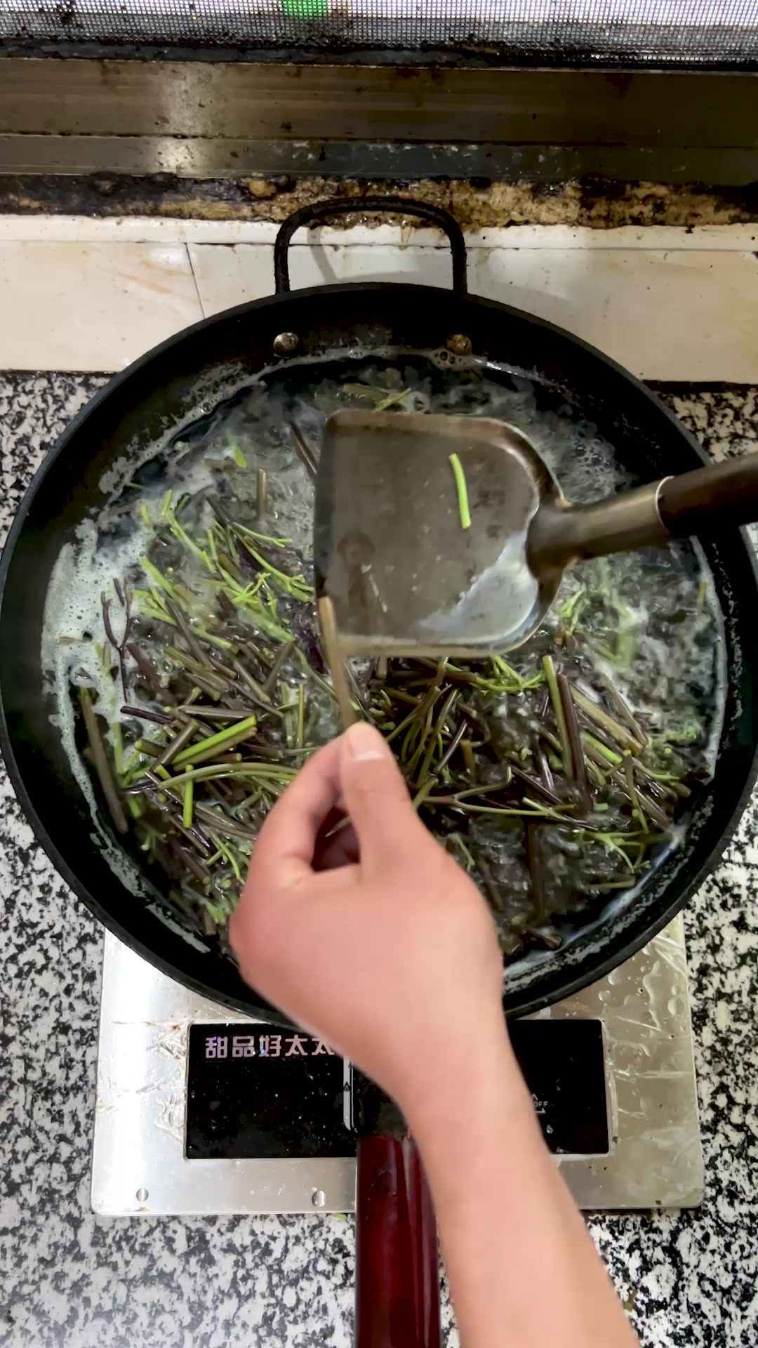 分享一个炒蕨菜的小技巧,第一步先炒干锅