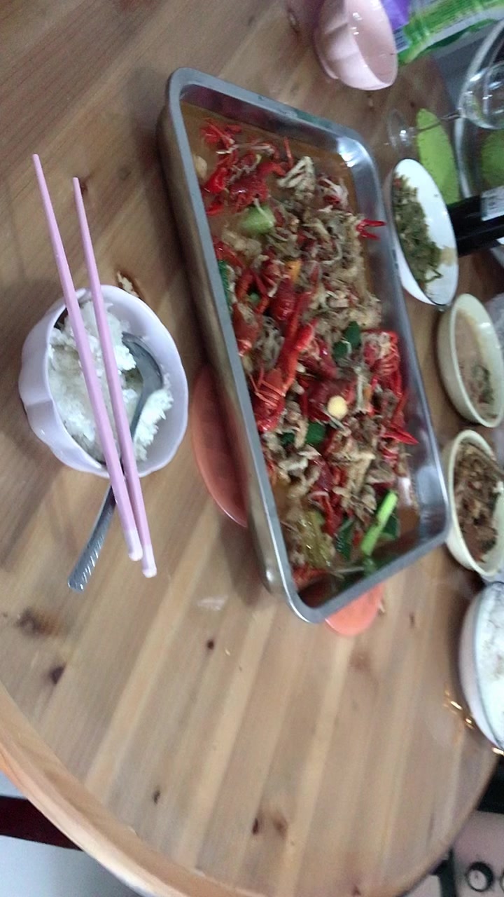 今天吃小龙虾伴田鸡