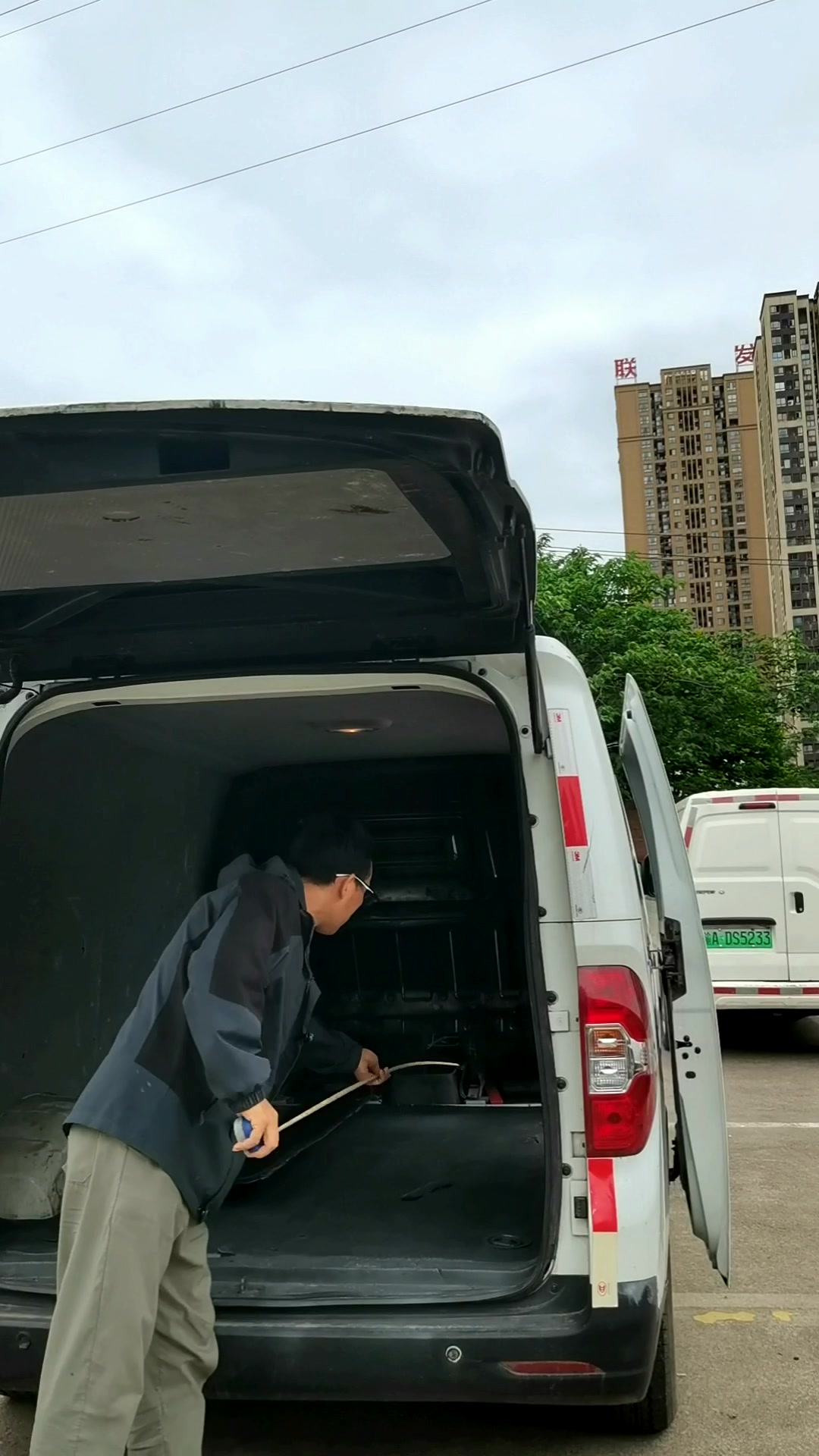 能拉3米5长管子,大通短轴宁德电池,新能源面包车4个带走