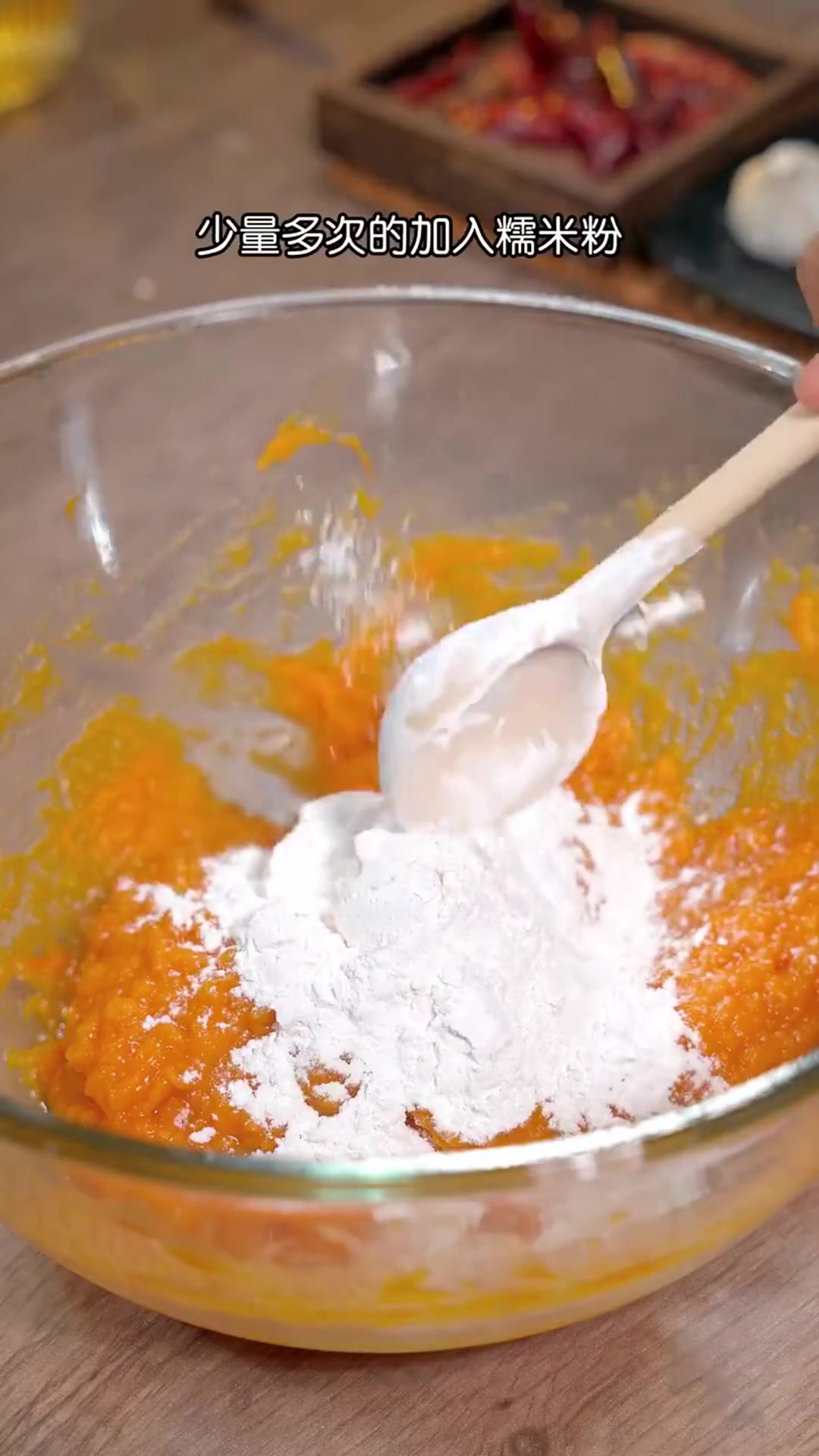 南瓜饼很多人都喜欢吃,但又不知道怎么做,今天就做一道