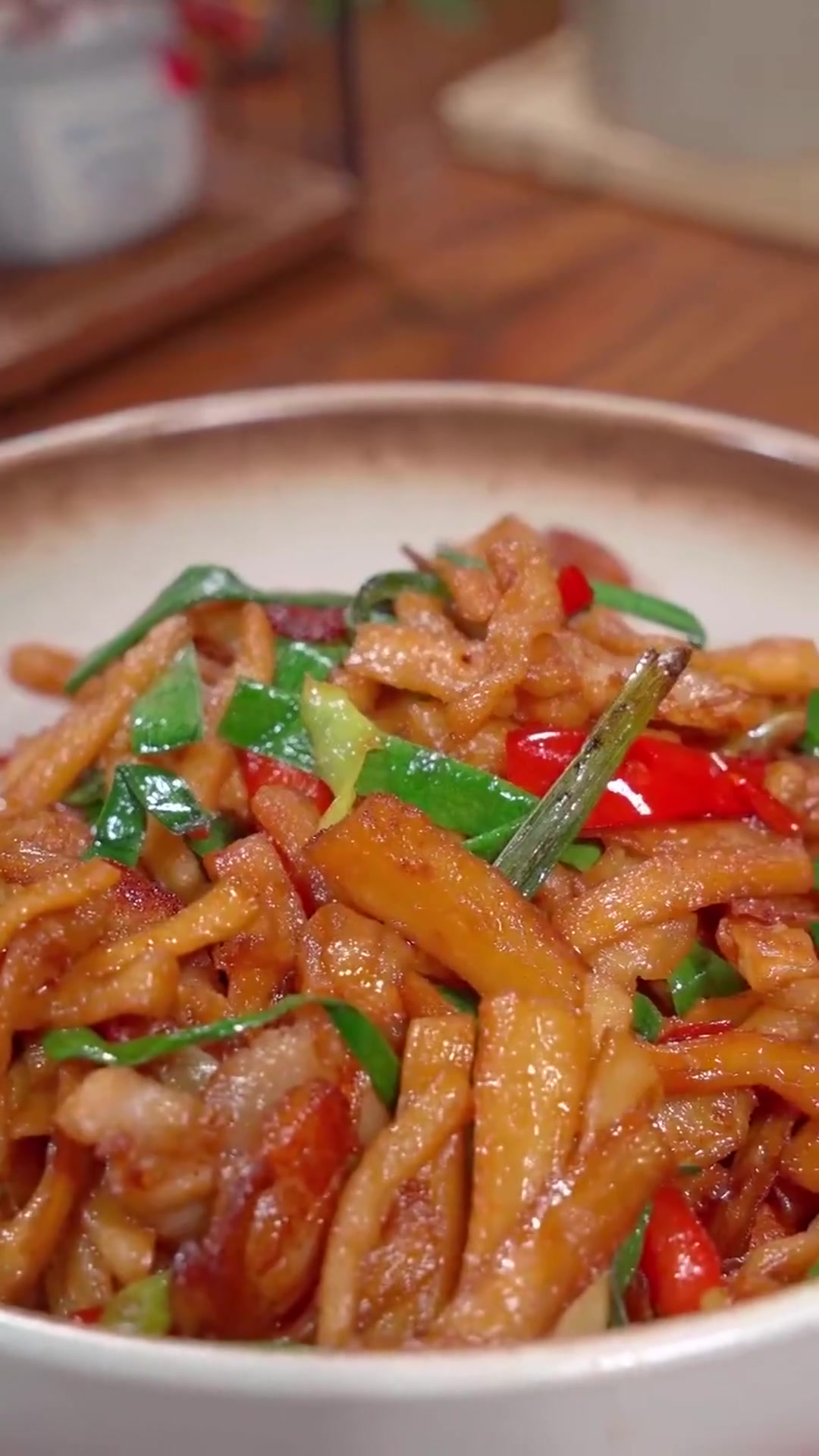 家家户户都喜欢吃嘎嘣脆的萝卜干炒肉,不管是下饭下粥都好吃