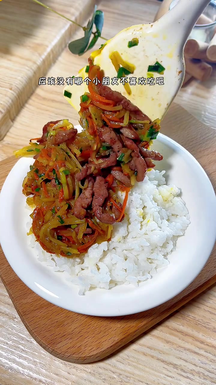 土豆炒牛肉|儿童美食教程分享 宝宝餐这样做,终于长高长肉啦!牛肉搭配土豆真的特别下饭!有菜