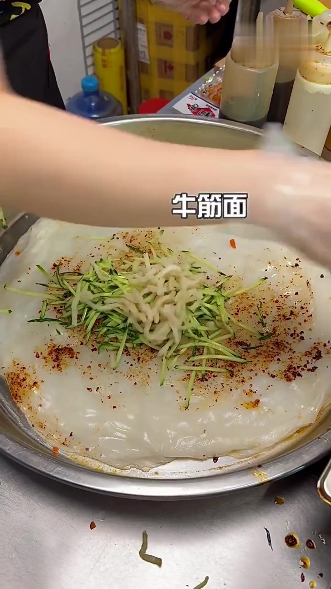 偶遇15块钱的冒菜夹馍卷凉皮,小姐姐好亲切呀!