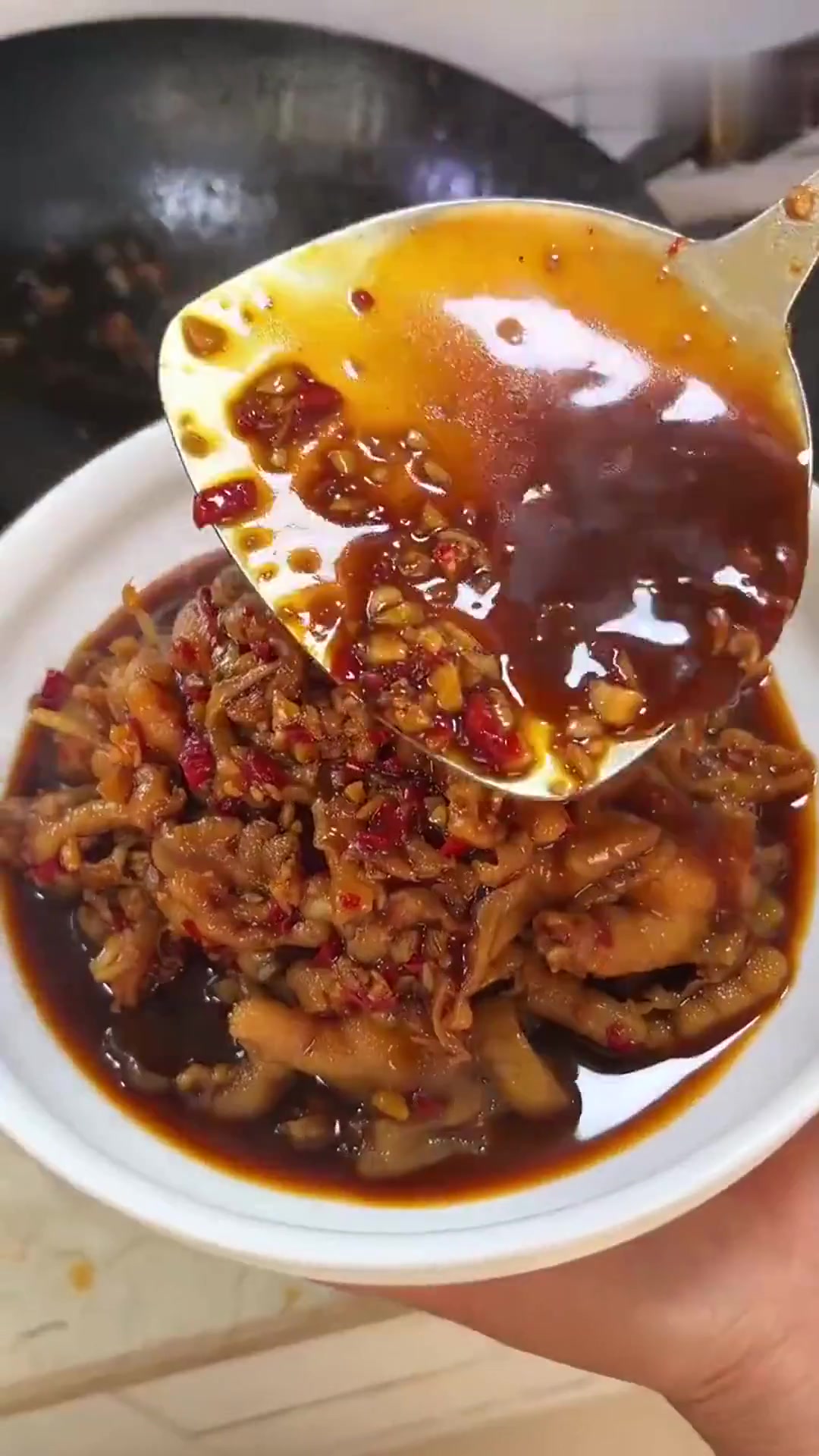 我妈做的蒜香无骨鸡爪,真的软糯鲜香,蒜香浓郁特别入味