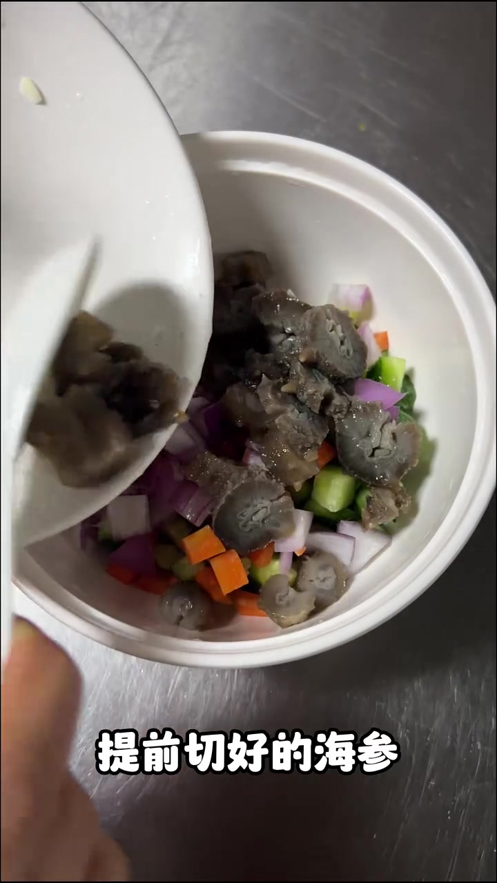 炎炎夏日怎少得了凉拌菜,这款凉拌海参做法简单,爽口又开胃,赶紧试一下吧!