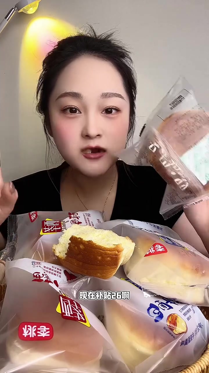 高品质桃李酵母面包,非常好吃,很宣软蓬松,吃起来特别有口感,一箱8个,大人老人小孩放心吃