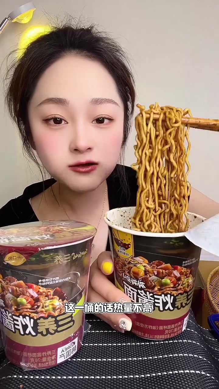 酱香酱香的不辣哦,面饼很劲道,到手5桶,很好吃,吃不了辣的可以试试炸酱面