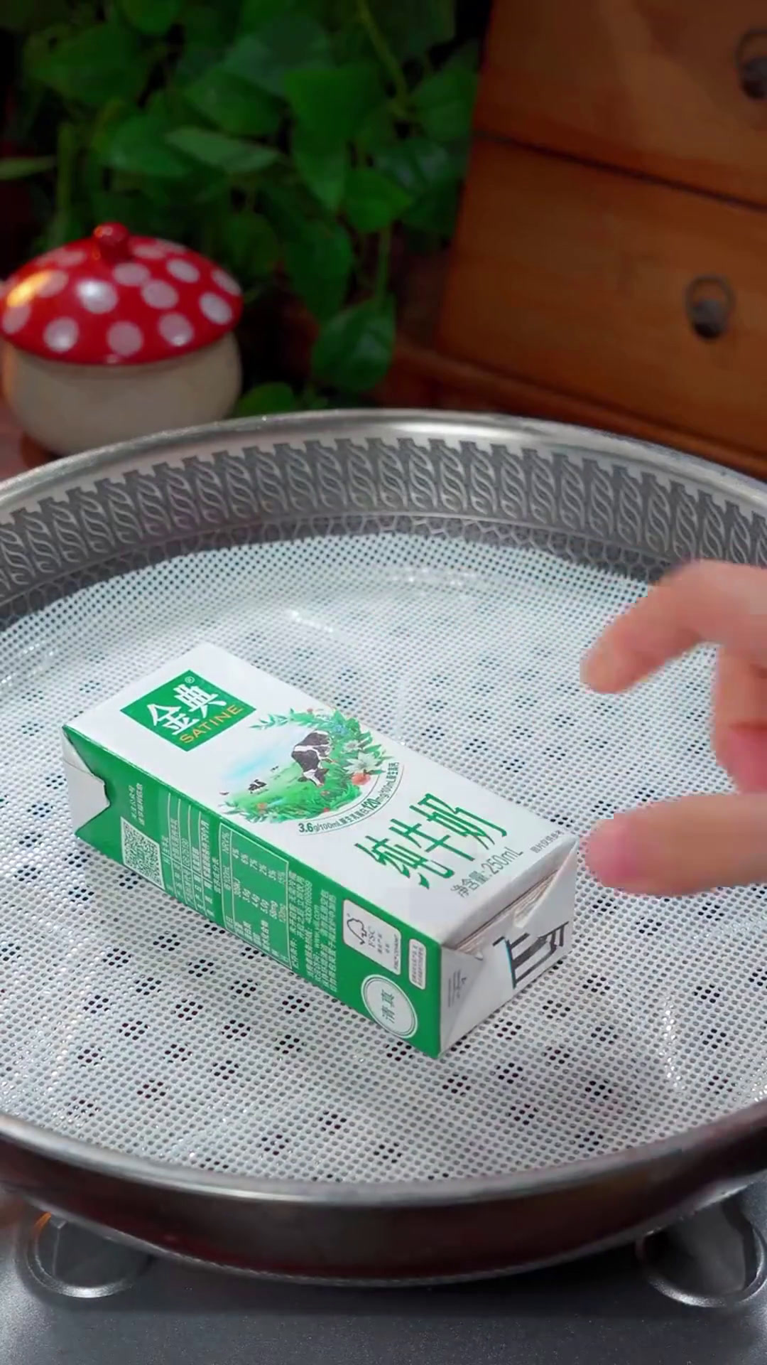 美食教程:想吃双皮奶自己在家做,爽滑奶香味十足,大人小孩都爱吃