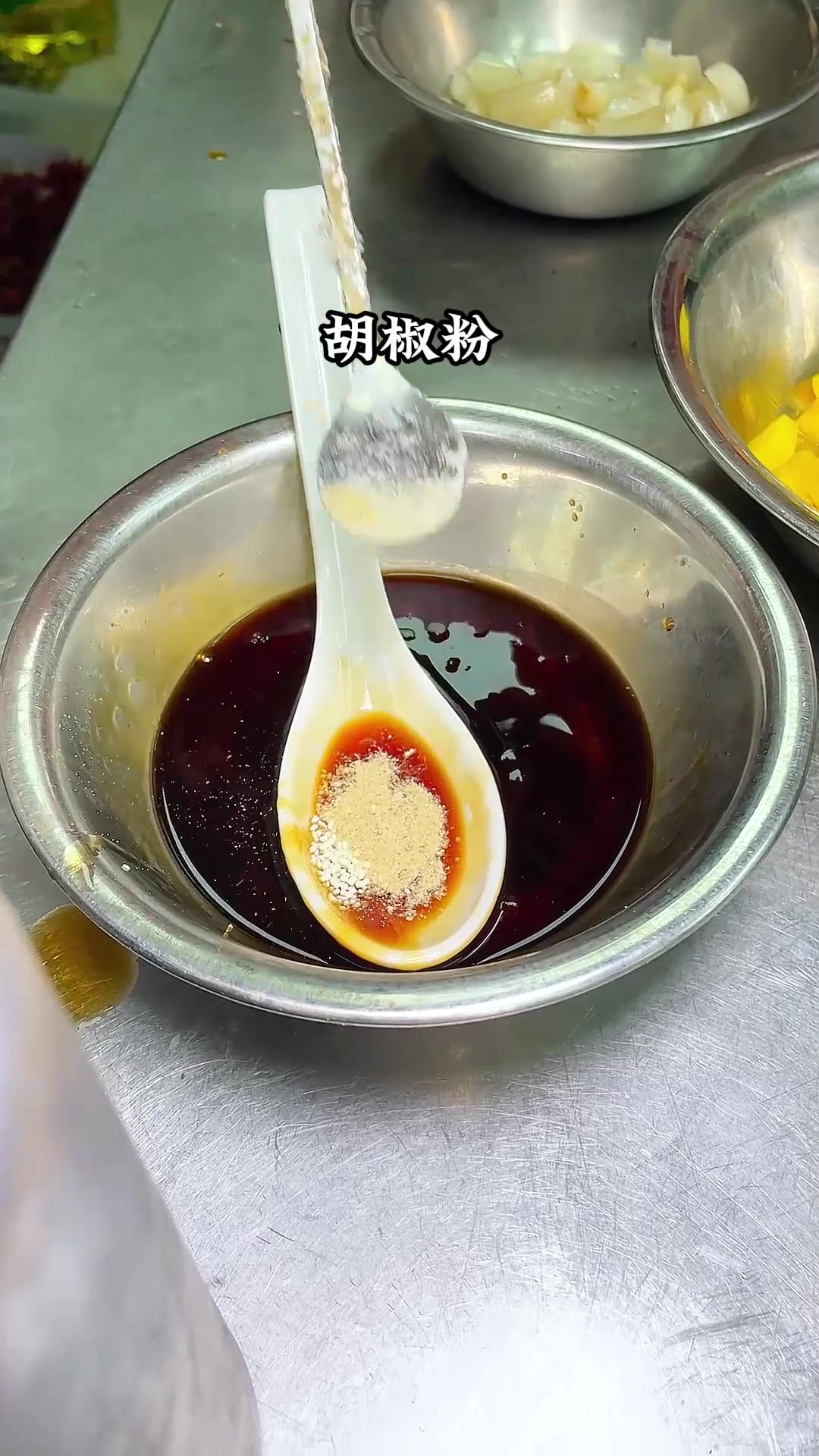 今天川湘菜师傅尝试炒制粤菜——金椒百合肥牛粒