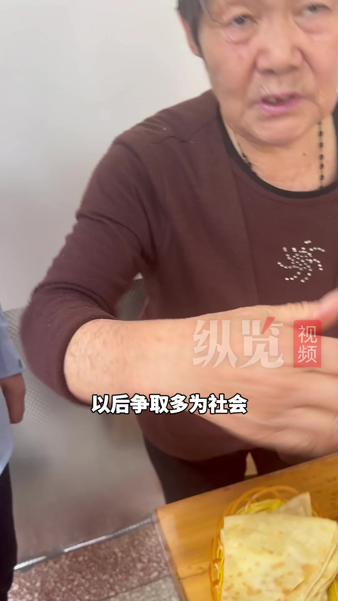 点赞河北|七旬老人带患病儿子询问粥多少钱一碗,暖心老板端上红烧肉还直接免单