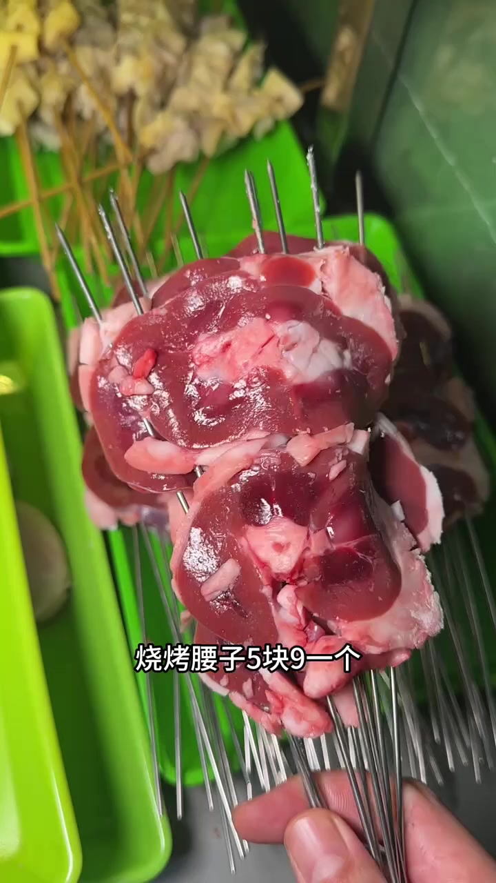 腰子5.9一串,羊蛋5.9一个,就这家野摊烧烤真的好吃,价格不贵