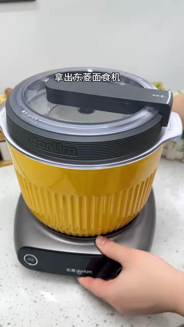 今天用 东菱面食机 做了一锅酱肉包,蓬松暄软,酱香十足,这样调的酱肉馅家人都很喜欢吃 包子