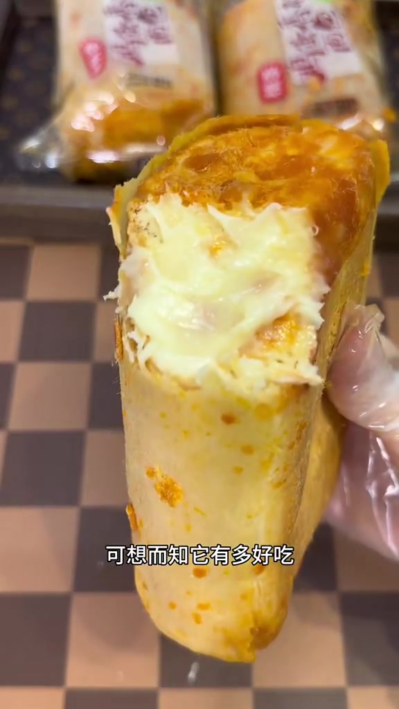 桃李家这个肉松面包真的绝了～咸甜松软,里面还有沙拉酱夹心,一口下去香香软软,特别好吃 桃李