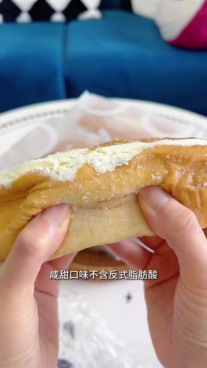 这不就是我小时候吃的 椰蓉老奶油面包 吗?奶香浓郁 松软还有嚼劲 太好吃啦 面包 老面包