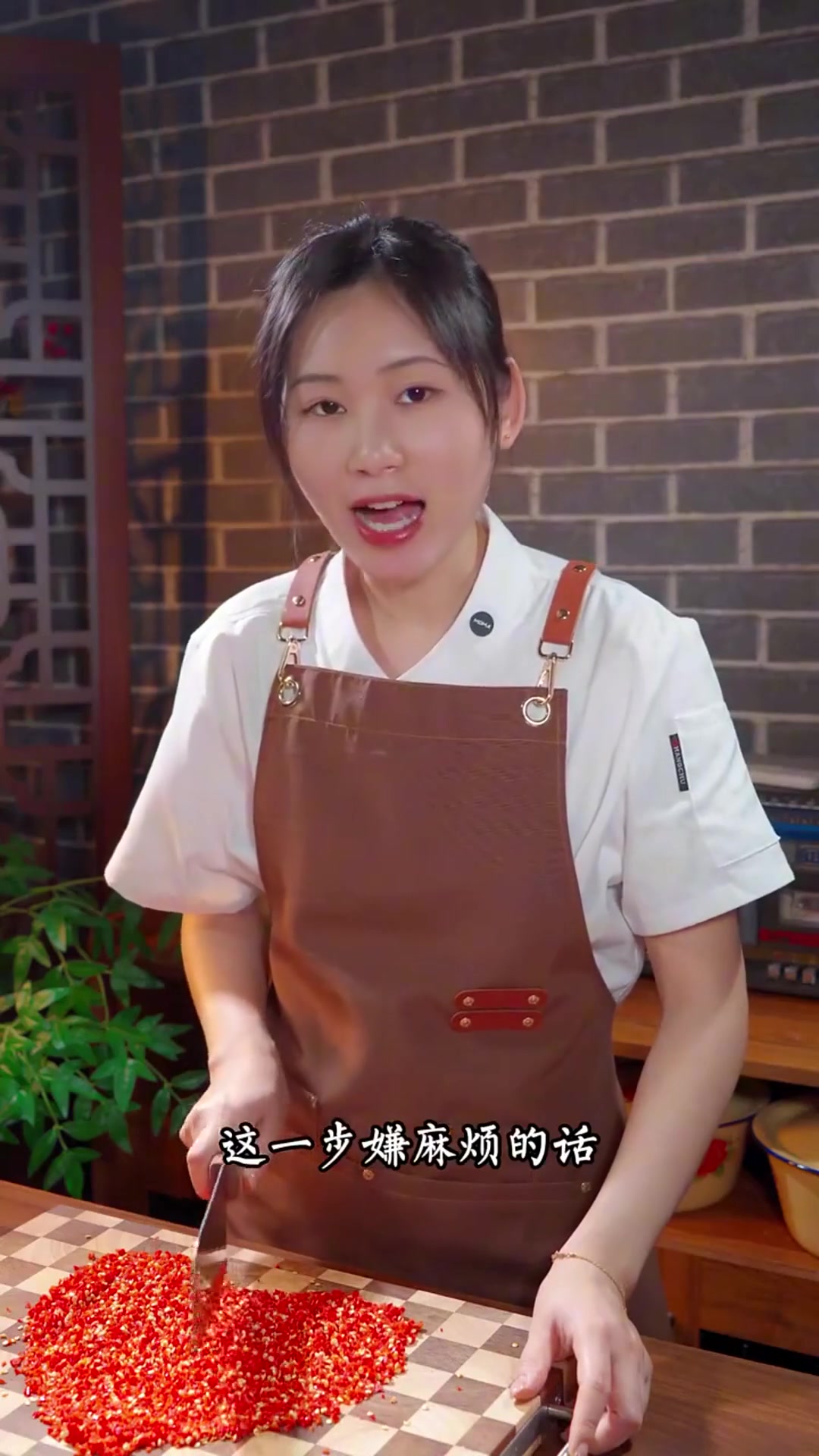 美食教程:饭店同款蒜蓉辣椒酱的制作方法,香辣适口既能拌饭又能拌面