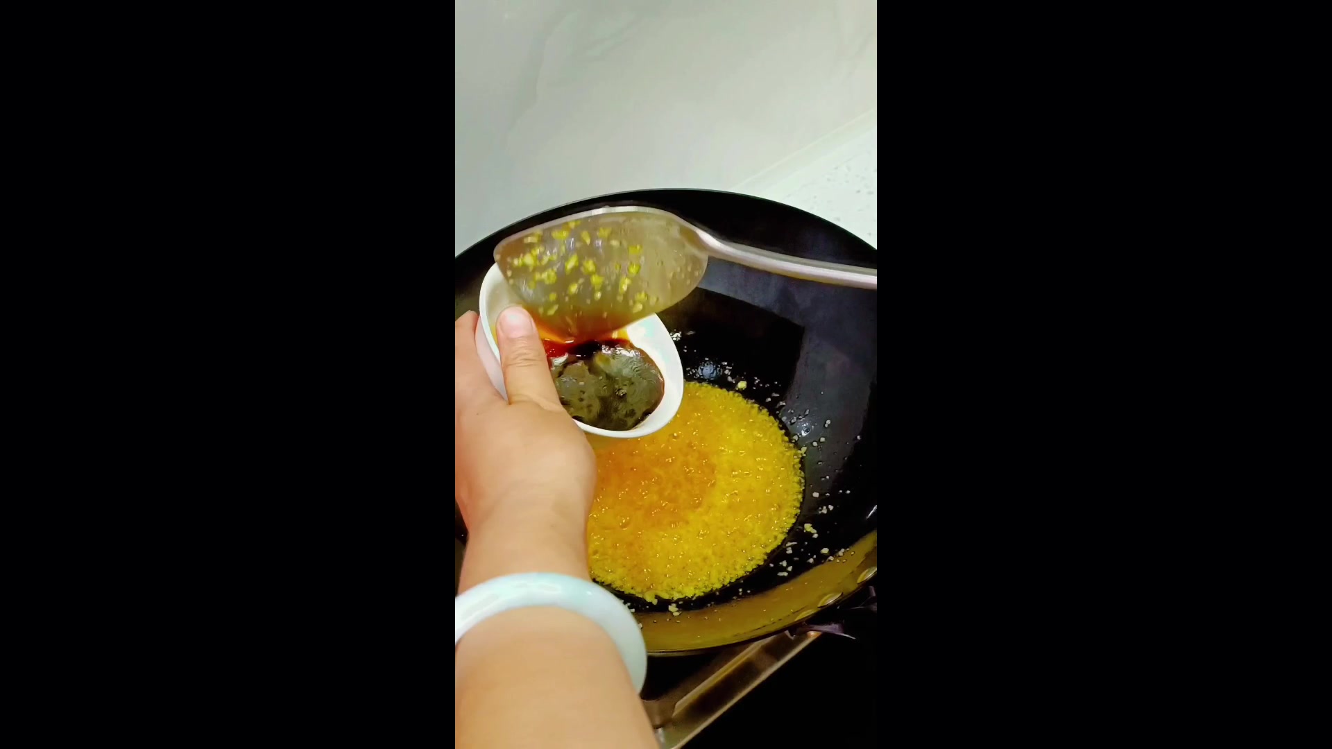 蒜香满满,虾仁Q弹,粉丝也吸足了酱汁,大人孩子都喜欢!
