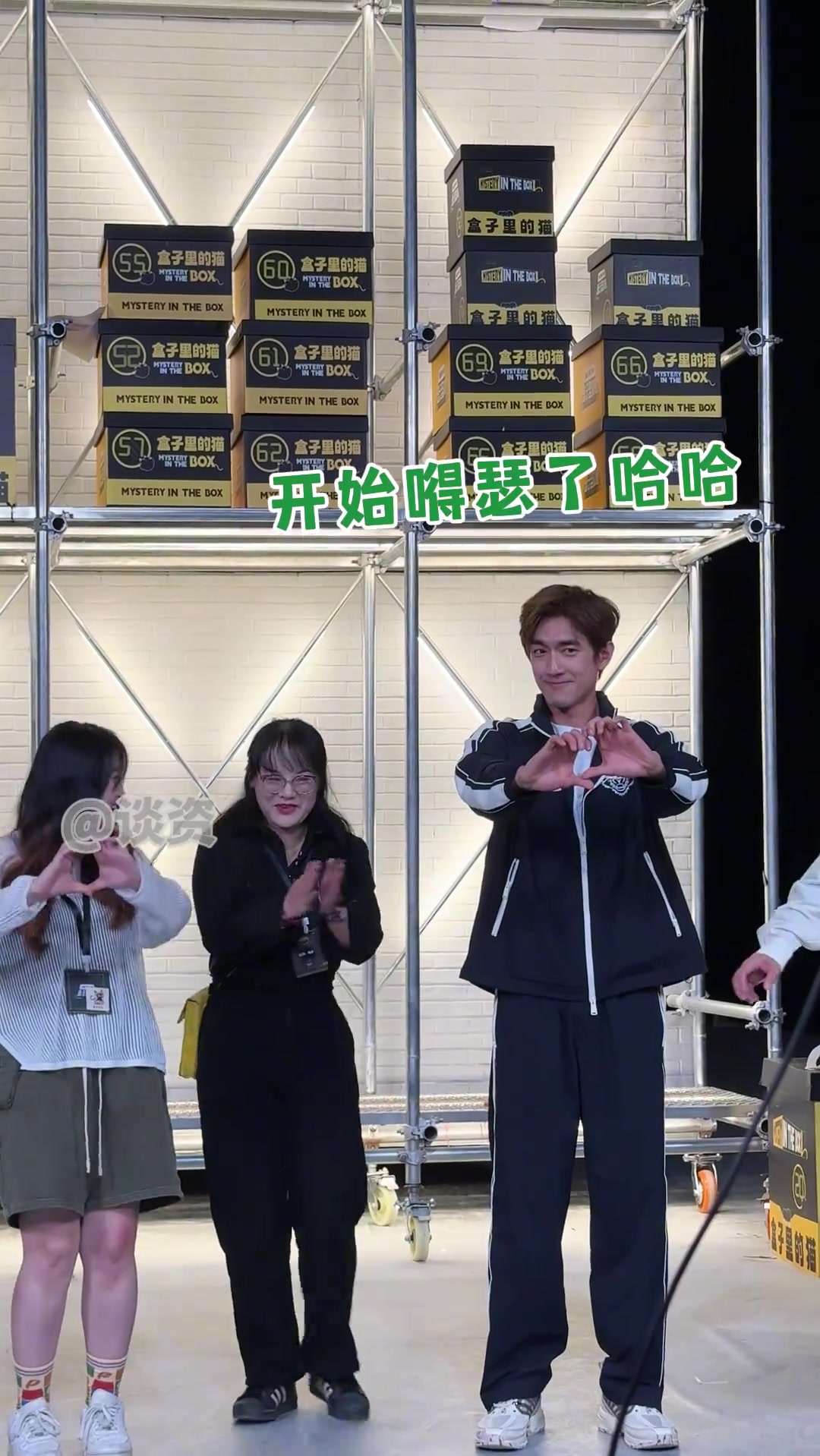林更新学夏家三千金里的比心手势,学会后反复展示的表情谁懂,果然还是那么臭屁啊!盒子里的猫 