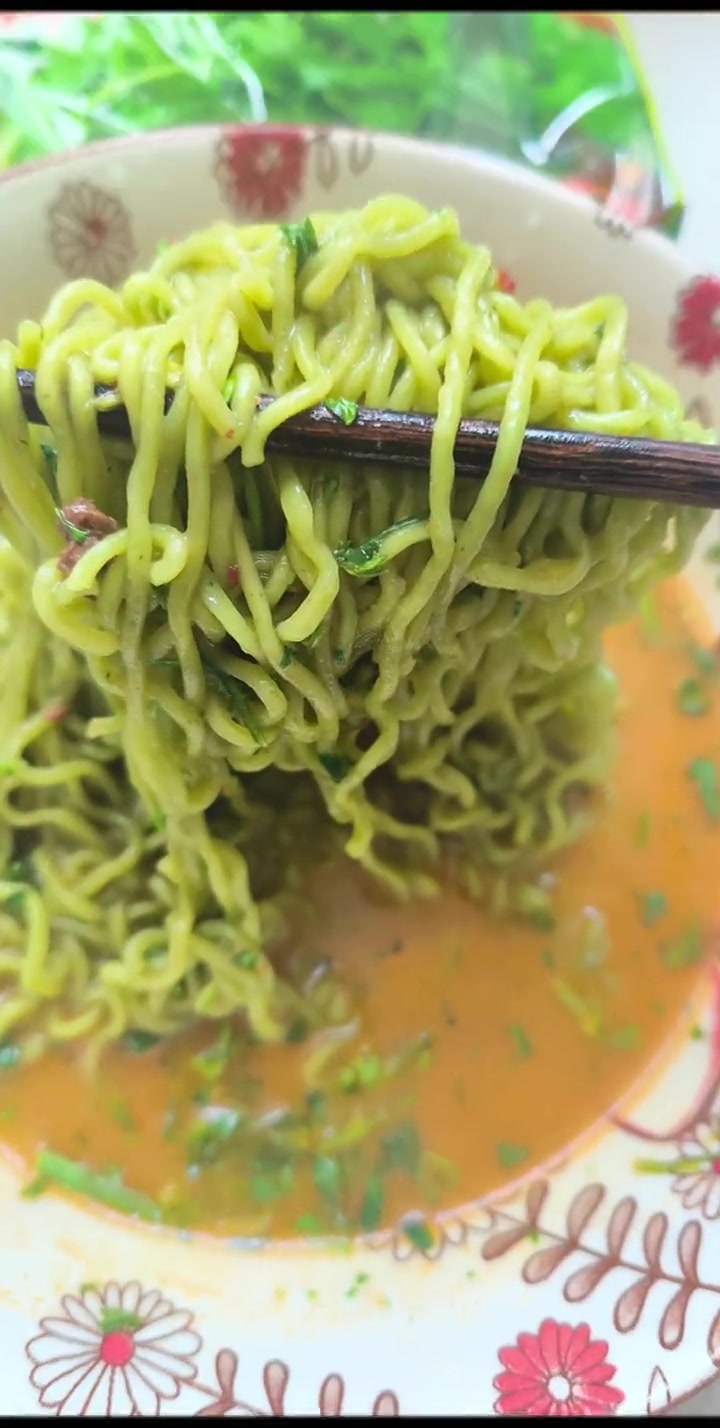 香菜,真正的名字叫芫荽(yansui)。叫香菜是因为香味浓郁,名字又不好写,所以就用香菜代
