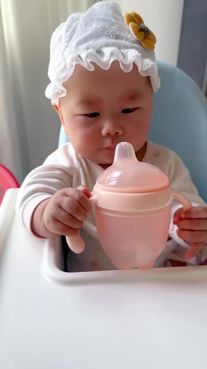 宝宝添加辅食就要用鸭嘴杯喝水了,爱咔威家的这个学饮杯,全身软硅胶设计,出水细腻,躺着也能喝