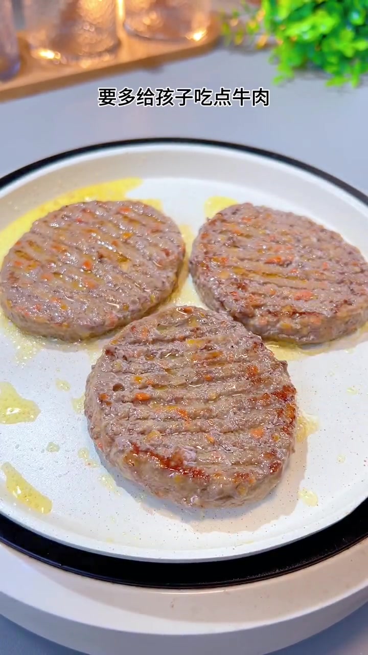 儿童牛肉饼 终于找到一款配料干净,适合小朋友吃的牛肉饼了,还是认养一头牛的,早餐晚餐煎一块