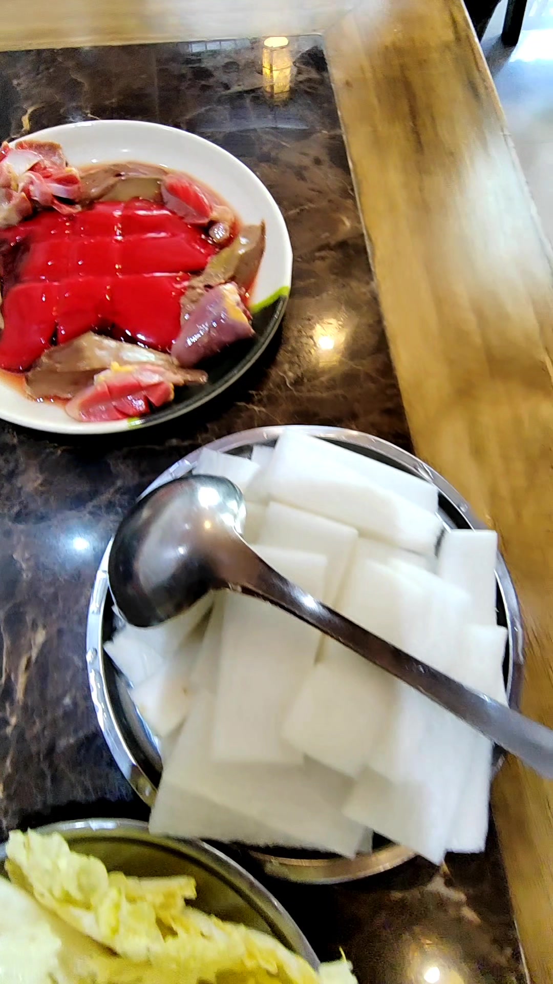 在墨脱鸿发石锅城吃到了正宗的石锅鸡,真的很好吃!