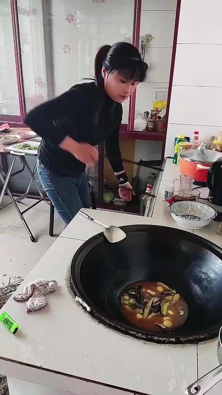地锅鸡大灶台柴火灶