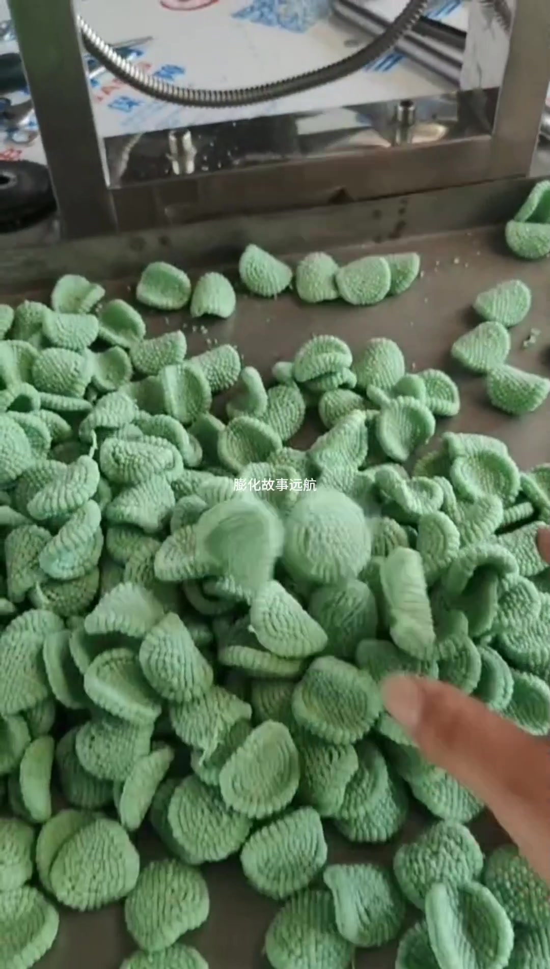 网红零食小米锅巴加工机器设备试机 香脆小吃小米煎饼薯片膨化机