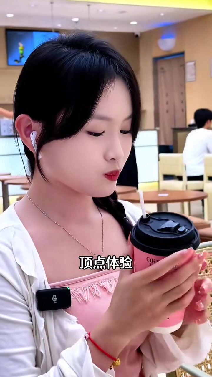 坚持对茉莉的极致探索,从视觉到味蕾完美诠释东方摩登。让现代年轻人在日常中感知东方花道与茶道