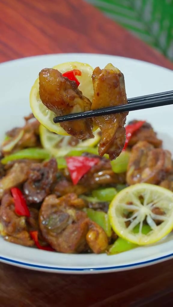 当你想吃不一样的鸡肉,这个柠檬炒鸡肉不要错过 鸡肉新做法,柠檬炒鸡,鲜香下饭,风味独特。家