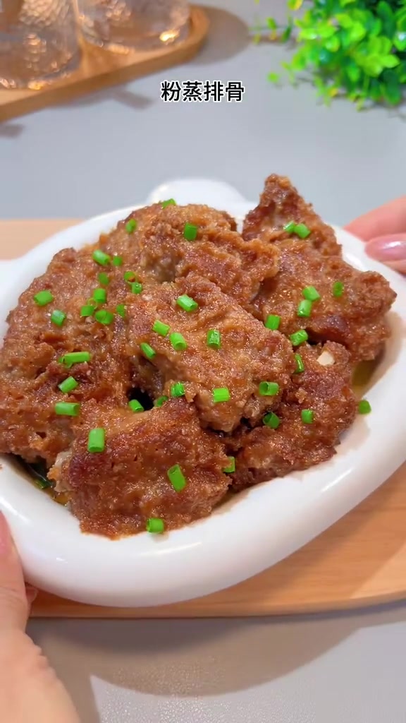 粉蒸排骨 排骨给孩子换个做法,粉蒸排骨,哦 一包料搞定半斤肉,不要加其它调味了,果蔬配方,