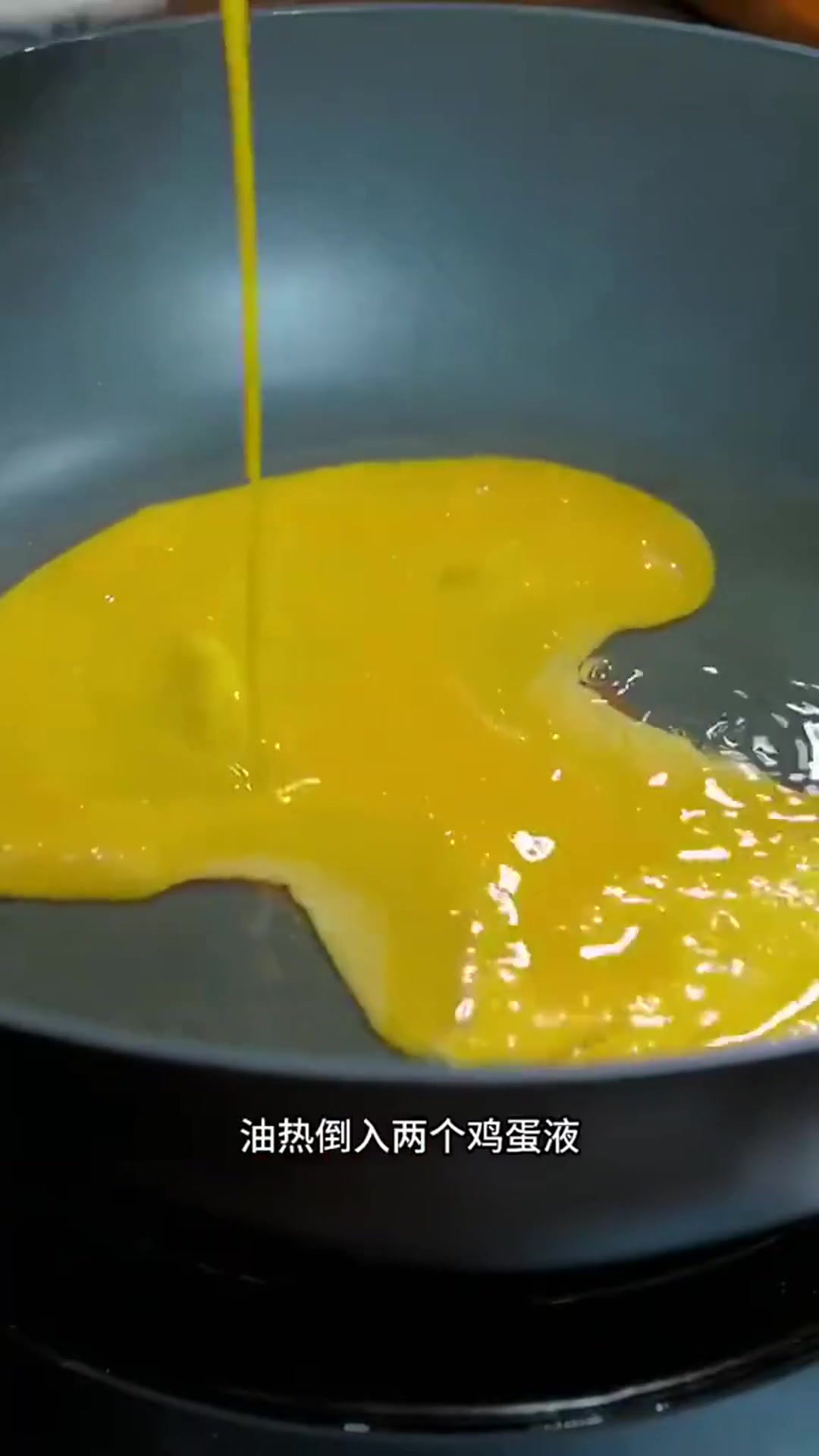 蛋炒饭这样做,粒粒金黄,色泽诱人,香气扑鼻,太香太好