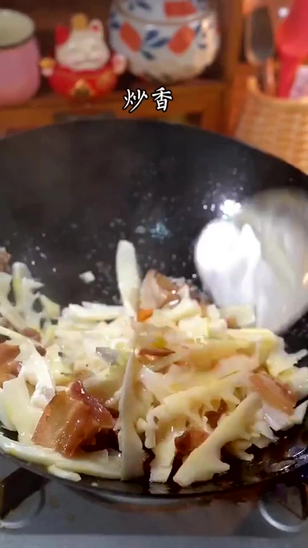 美食教程:笋尖炒肉脆嫩爽口,又香又辣,三碗米不够吃