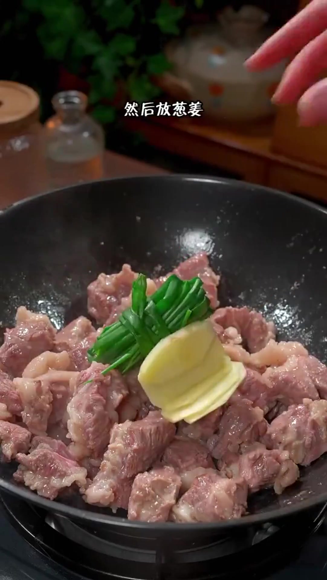 这样做的黄焖牛腩、酱香味浓郁、汁都可以吃三碗饭