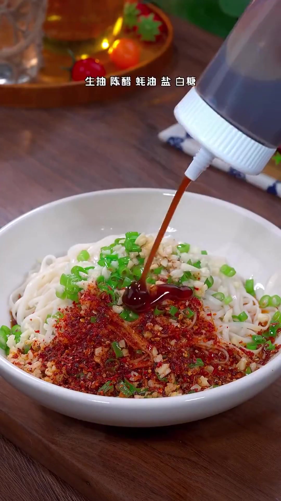 夏日必备,酸爽开胃,让你从此爱上酸辣凉拌面的绝妙滋味!