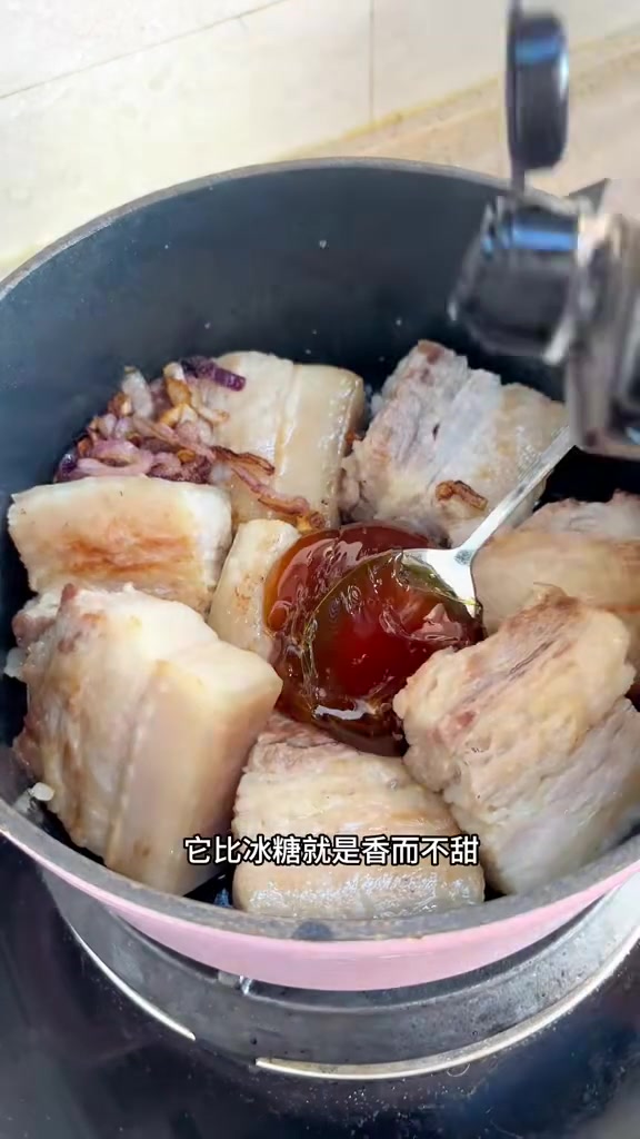 超过瘾红烧大块五花肉 加炸香的洋葱和麦芽糖,多出来更香,不会甜但很油亮 红烧肉 五花肉的神
