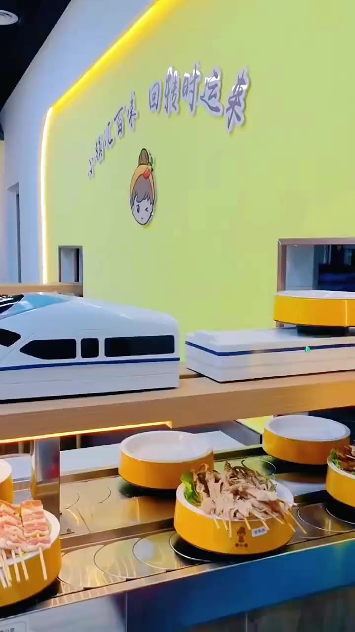 智能送餐回转火锅设备是一种结合了现代科技与传统火锅文化的创新设备。用户可以通过设备上的触摸
