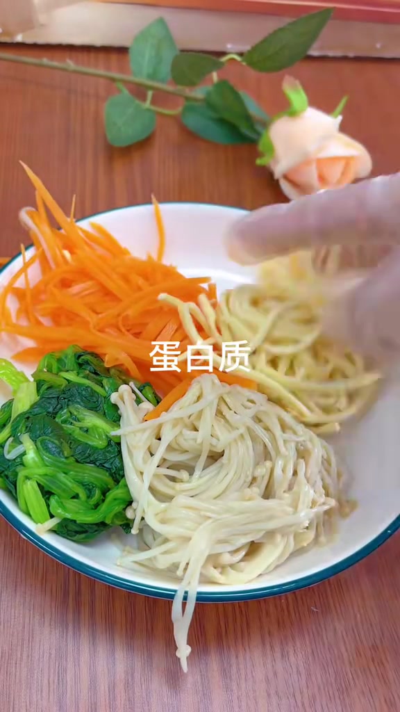 天气越来越热了,餐桌上少不了的凉拌菜,你就像我这样做,一瓶搞定凉拌菜,不用瓶瓶罐罐一大堆啦