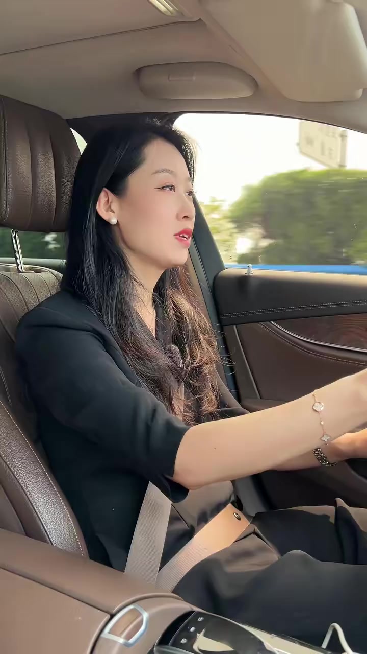 这种鱼骨线是什么意思呢?究竟能不能变道?每天一个汽车知识 鱼骨线 交通标线