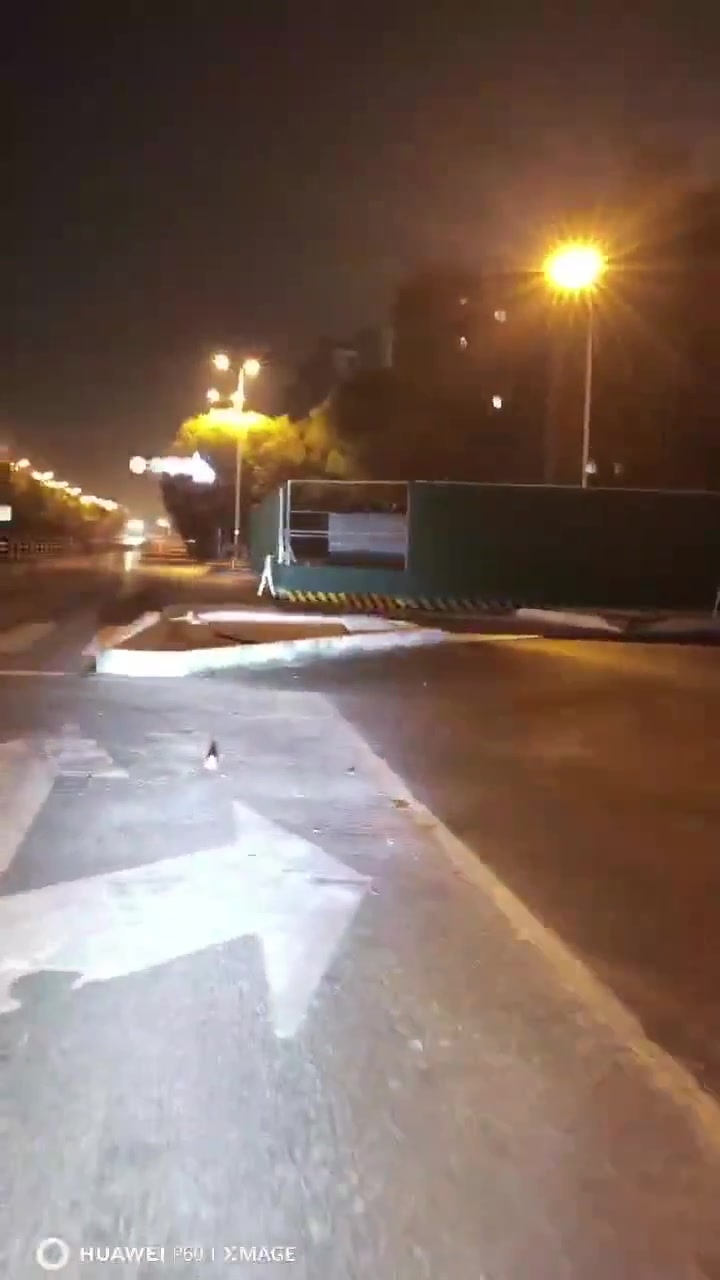 「紫牛在现场」视频|市民吐槽道路设计存在缺陷已有惨剧“为证”,交警介入调查,建设部门称符合