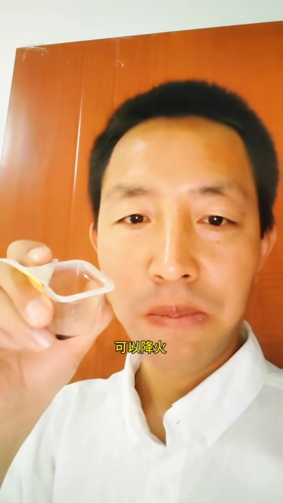 夏天必备降火小零食,大人小孩都爱吃。一箱有好几个口味,原味金银花,罗汉果,红豆,冰糖,菊花