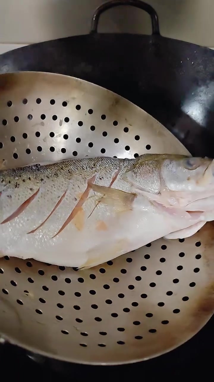 红烧鲈鱼 蒜瓣肉 鱼香味浓 好吃极了