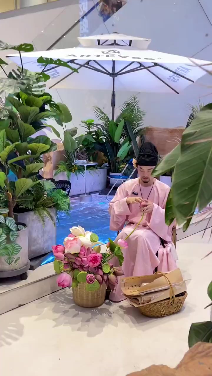 今天在卖花偶遇小姐姐请我喝奶茶,我也请他喝一杯吧