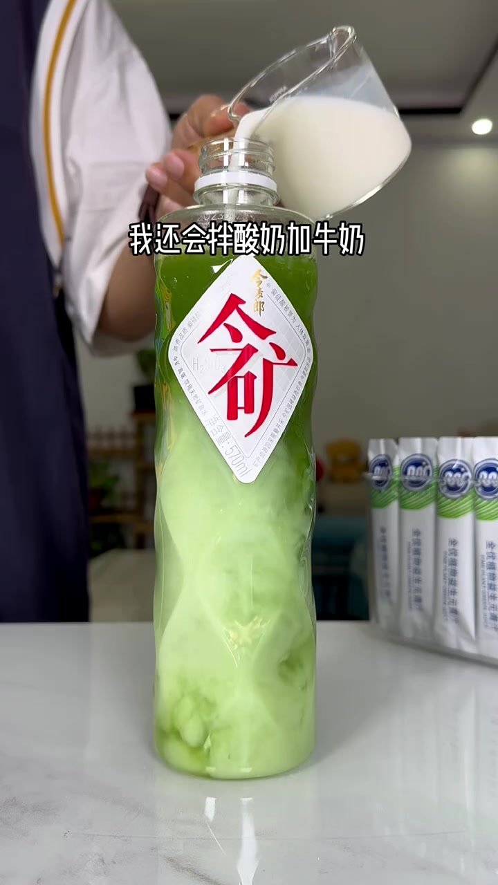 小公主们偷偷喝上一个月～弯道超车惊艳所有人!青汁新喝法!配料干净满满的膳食纤维,口感就像抹