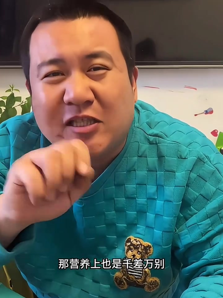东北早市土豆哥揭秘:早市芹菜挑选大法,让你一次买到新鲜没筋没弦的芹菜!西芹和笨芹菜的区别!