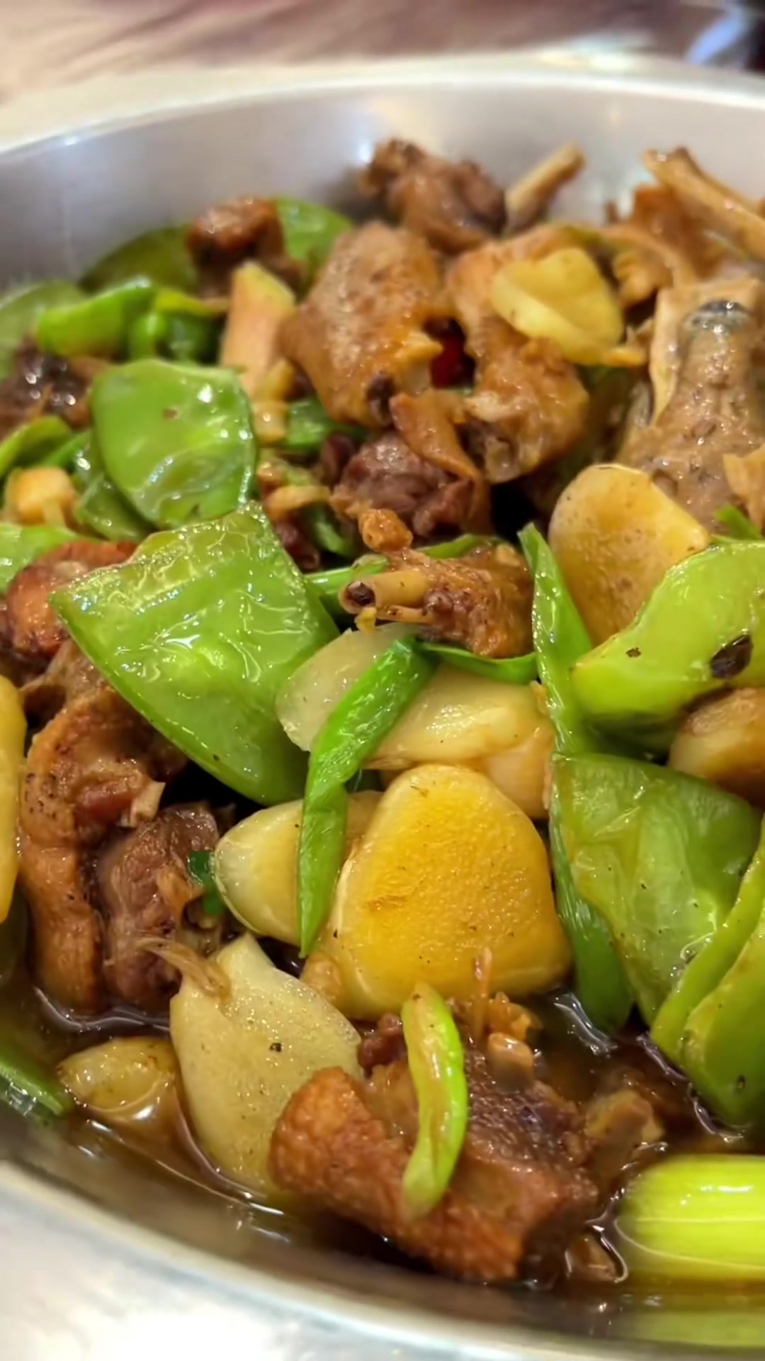 宜章芋荷鸭是湖南郴州市宜章县的传统特色名菜,代表了宜章地区的烹饪传统和饮食文化。它被评为“