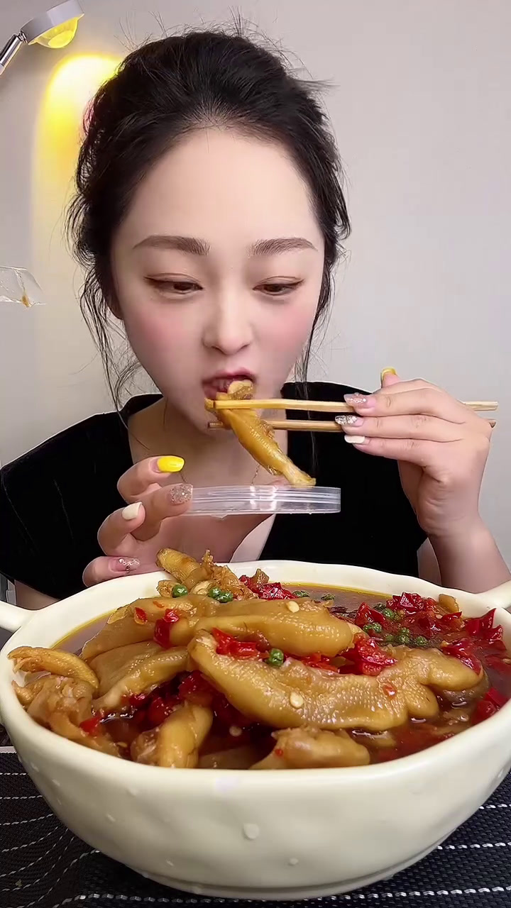 去骨留筋整个大鸭掌,咯吱咯吱很脆爽,味道特别入味,0添加,一罐两斤性价比特别高