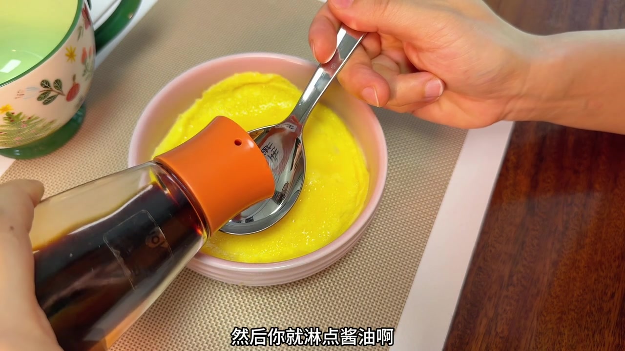 微波炉水蒸蛋,没有蒸锅里好看啊,胜在时间短就3分钟,也不需要清洗工具